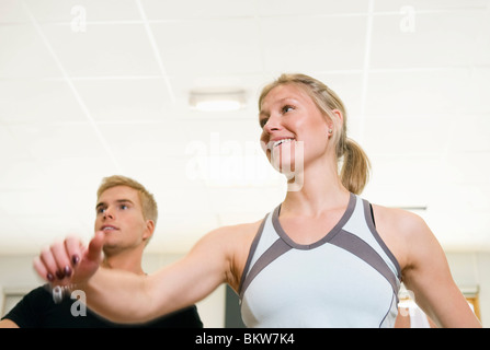 Mädchen und junge erarbeiten Stockfoto