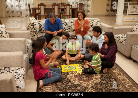 Drei-Generationen-Familie spielen Scrabble im Wohnzimmer Stockfoto