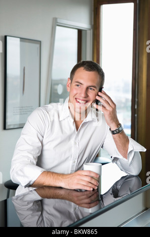 Geschäftsmann, der telefoniert Stockfoto
