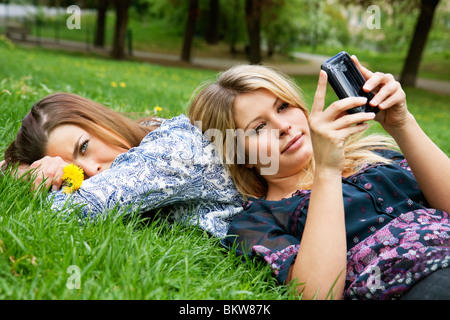 Mädchen, die Verlegung in Rasen Stockfoto