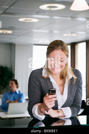 Frau liest auf Handy Stockfoto