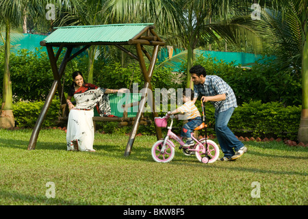 Sohn, Fahrrad mit ihrem Vater, Mutter, die gerade lernen Stockfoto