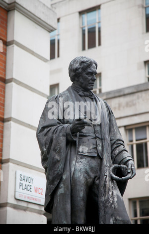 Denkmal zum Sir Michael Faraday den Experimentalphysiker außerhalb des Institute of Electrical Engineers in London Stockfoto