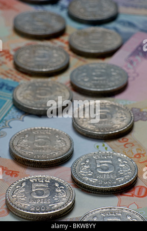 Banknoten und Münzen der indischen Rupie Währung Stockfoto