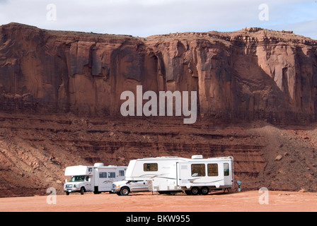 Wohnmobile Wohnmobile geparkt auf dem primitiven Campingplatz an der Navajo Tribal Park Besucher Zentrum Monument Valley Utah USA Stockfoto