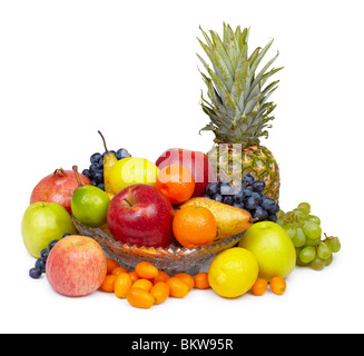 Stillleben - Ananas, Äpfel und andere Früchte auf weißem Hintergrund Stockfoto