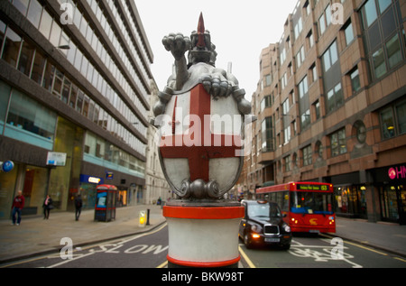 Ein Londoner Drachen Grenze Marker in der Mitte der Straße am Moorgate in London Stockfoto