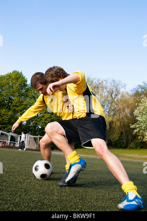 Zwei Jungs spielen Fußball Stockfoto