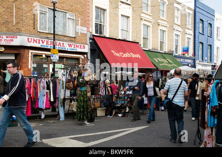 Kleidung anzeigen in Straße, Portobello Road Market Notting Hill West London England UK Stockfoto