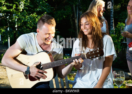 Guy spielen Gitarre Stockfoto