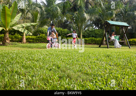 Sohn, Fahrrad mit ihrem Vater, Tochter jagen lernen Stockfoto