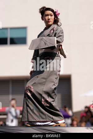 Japanerin, die Modellierung der neuesten Mode Kimono Stockfoto