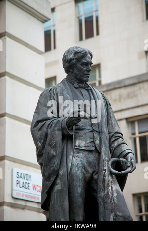 Denkmal zum Sir Michael Faraday den Experimentalphysiker außerhalb des Institute of Electrical Engineers in London Stockfoto