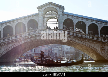 Eine Gondel vorbei unter der Rialto-Brücke über den Canale Grande in Venedig, Italien Stockfoto