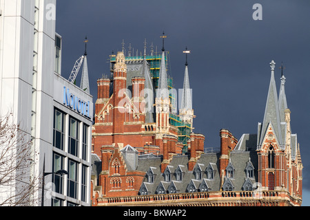 Das Dach des St. Pancras Station, Kings Cross, London, mit Gerüst auf Teil davon; ein Novotel-Hotel in der Nähe. Stockfoto