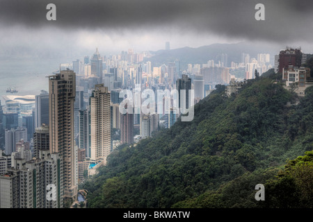 Hohe Gebäude in Hong Kong Island City Zentrum mit dem Hafen im Hintergrund (wie von der Spitze zu sehen) Stockfoto