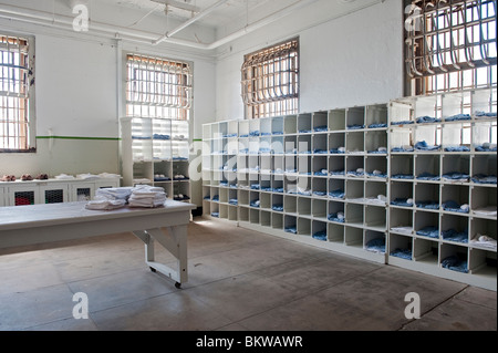 Die Uniform oder Kleidung Thema Raum, Gefängnisinsel Alcatraz oder 'The Rock', San Francisco Bay, Kalifornien, USA Stockfoto