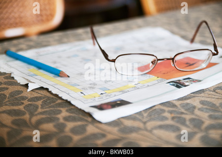 Closeup auf Zeitung und Gläser Stockfoto