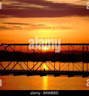 Blick auf den Sonnenuntergang der Fußgänger auf Walnut Street Bridge verbindet Stadtinsel mit Harrisburg, Susquehanna Fluß, Pennsylvania, USA Stockfoto