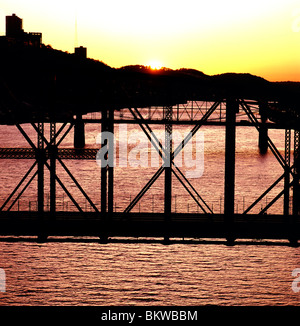 Blick auf den Sonnenuntergang von einer der vielen Brücken über den Ohio River, Pittsburgh, Pennsylvania, USA Stockfoto