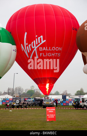 London Marathon 2010. Jungfrau heissluftballon erwärmt sich vor Beginn der Veranstaltung den Blackheath. Stockfoto