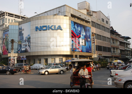 Ein Nokia-Outlet auf einer belebten Kreuzung in Phnom Penh, Kambodscha Stockfoto