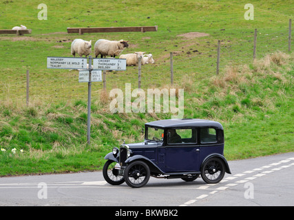 AUF DER LANDSTRAßE. AUSTIN 7 1932 Stockfoto