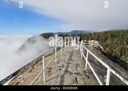 Blick vom Weg zum Moro Rock im Sequoia Nationalpark, Kalifornien Stockfoto
