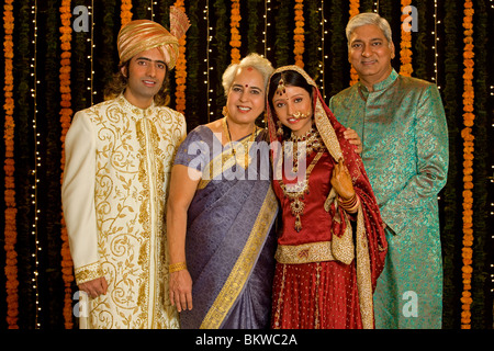 Indische Mutter und Tochter, umarmen, neben männlichen Ehemänner Stockfoto