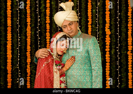 Traurig indischer Vater umarmt ihre Tochter trug eine Hochzeitskleid Stockfoto