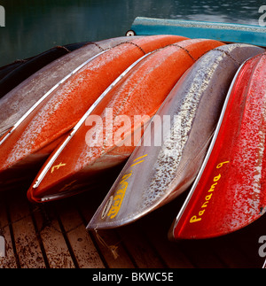 Bunte Kanus auf der Anklagebank in Regen, Emerald Lake, Yoho Nationalpark, Britisch-Kolumbien, Kanada Stockfoto