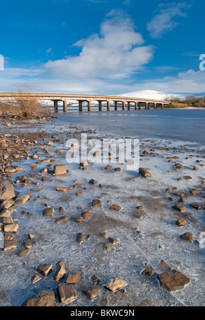 Straßenbrücke über das Eis bedeckt Poulaphouca Reservoir in der Grafschaft Wicklow. Stockfoto