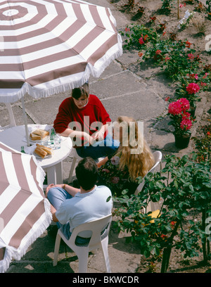 Alter der Studenten zu sammeln, in einem Straßencafé im Hostellerie De La Vieille Ferme, Mesnil Val Plage (Normandie), Frankreich Stockfoto