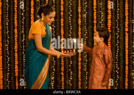 Indische Mutter und Sohn feiert Diwali, stehend Stockfoto