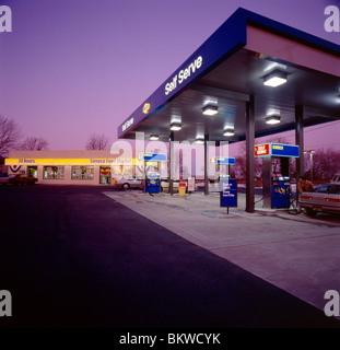 Abenddämmerung Blick auf eine Tankstelle und Convenience-Shop Stockfoto
