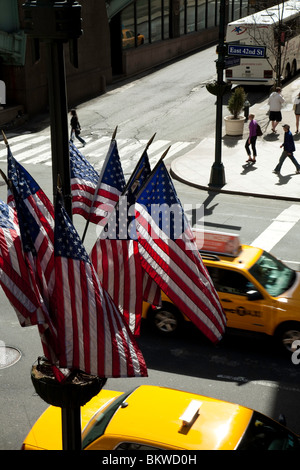 42nd Street US-Flaggen und Taxis Stockfoto