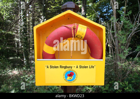 Ein Rettungsring (Ringbuoy) an einem kleinen See in der John F. Kennedy Arboretum, Co. Wexford, Irland. Stockfoto