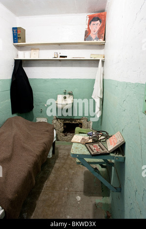 Zelle mit gemeißelten Air Vent Cover im Gefängnis Alcatraz Island oder 'The Rock', San Francisco Bay, Kalifornien, USA Stockfoto