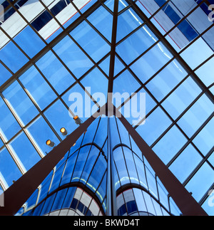 Abstrakte Sicht von einem Oberlicht und Atrium Decke in einer Bank corporate Headquarter Lobby in New Jersey, USA Stockfoto