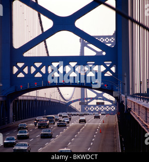 Benjamin Franklin Bridge in der Dämmerung über den Delaware River zwischen Philadelphia, Pennsylvania, und Camden, New Jersey, USA Stockfoto