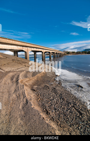 Straßenbrücke über das Eis bedeckt Poulaphouca Reservoir in der Grafschaft Wicklow. Stockfoto