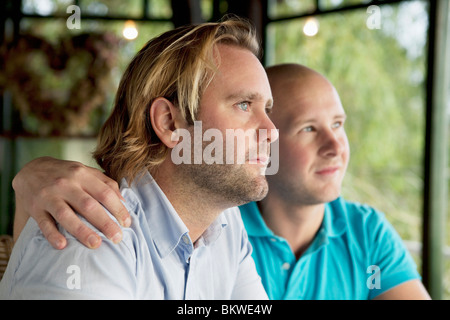 Ein schwuler Mann festhalten an einem anderen Stockfoto