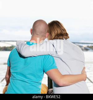 Zwei Männer sitzen auf der Terrasse Stockfoto