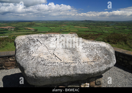 Gedenkstätte Stein auf dem Gipfel des John F. Kennedy Arboretum, Co. Wexford, Irland. Stockfoto