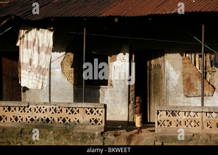 Kind vor Haus in dem Dorf Bumbuna, Sierra Leone, Westafrika Stockfoto