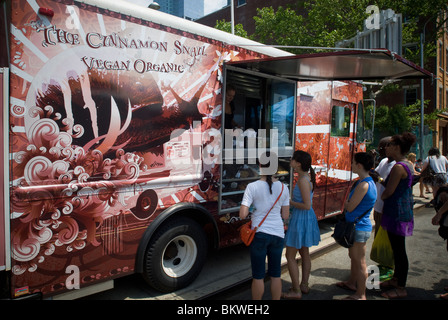 Der Zimt Schnecke vegane Bio LKW ist an der Hölle Küche Flea Market in New York gesehen. Stockfoto