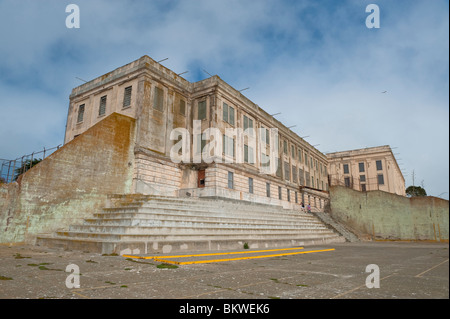 Die Cellhouse Block von der Erholung Hof Insel Alcatraz Gefängnis oder 'The Rock', San Francisco Bay, Kalifornien, USA Stockfoto
