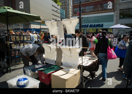 Künstler verkaufen ihre waren am Union Square in New York Stockfoto