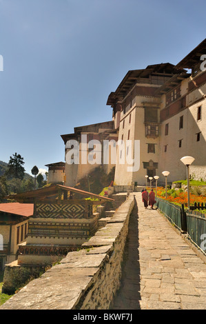 Ein Spaziergang durch die Gärten von Trongsa Dzong Bhutan Mönche Stockfoto