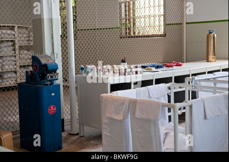 Die Uniform oder Kleidung Thema Raum, Gefängnisinsel Alcatraz oder 'The Rock', San Francisco Bay, Kalifornien, USA Stockfoto